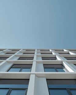仰视现代高楼建筑外观