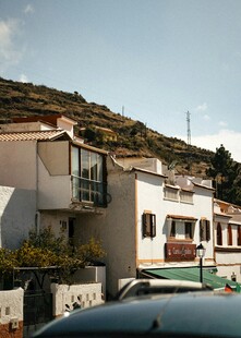 山坡下的特色民居建筑