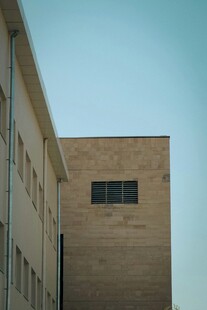 简约建筑墙面与小窗景色