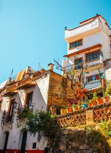 山坡上错落有