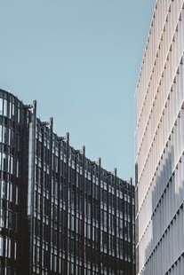 城市中现代风格的高楼建筑