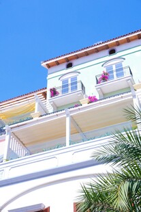海滨彩色阳台建筑景观