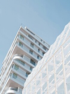现代建筑与透明结构景观