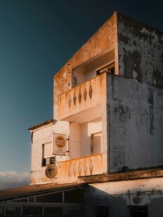 黄昏下的古老建筑