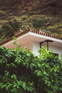 山间绿植环绕的白色小屋