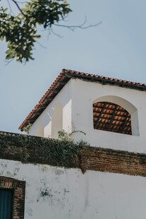 白色小屋屋顶近景