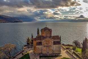 湖畔古老建筑俯瞰美景