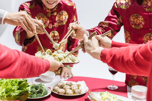 家人欢聚共享丰盛团圆饭