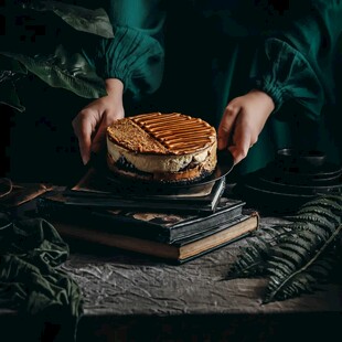 双手捧起美味派的温馨画面