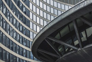 现代弧形建筑独特外观