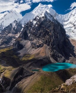 高山蓝湖壮丽自然景观