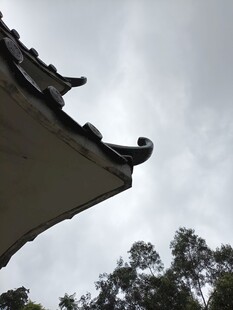 中式屋檐与天际景致
