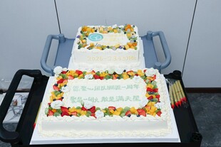 三层水果装饰精美蛋糕