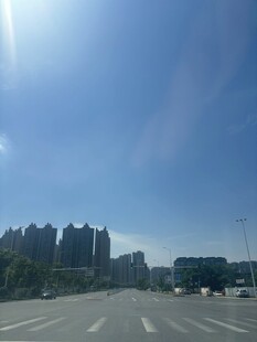 城市道路与远处建筑群