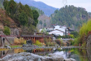 山水间的中式古村落美景