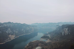 壮丽山河间的蜿蜒河流