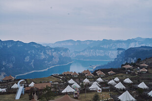 山间湖畔的露营帐篷景观