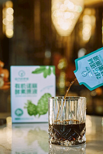 草本饮品倒入玻璃杯场景