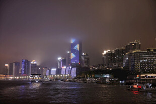 城市江畔璀璨夜景