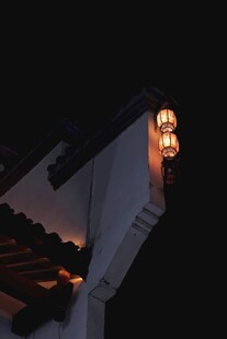 古建屋檐下的点亮灯笼