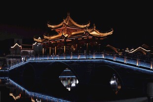 古桥楼阁夜景璀璨迷人