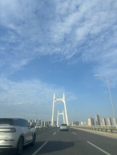 公路桥上行驶的车辆与城市景