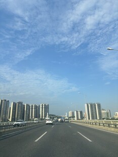 城市公路旁的高楼景观
