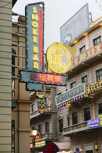 繁华都市中的复古酒店招牌