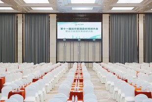 宽敞会议室整齐排列座椅