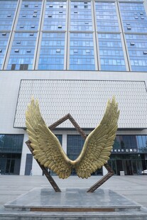 城市广场金色羽翼雕塑