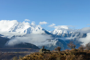 雪山美景云雾缭绕的壮丽