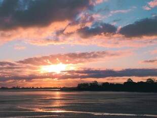 夕阳下波光粼粼的美丽海滨