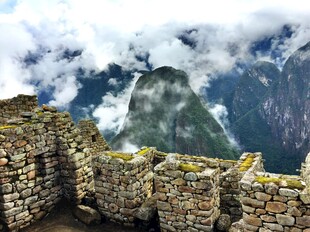 马丘比丘古老石墙与壮丽山景