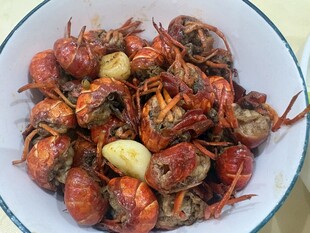 美味小龙虾盛于白盘