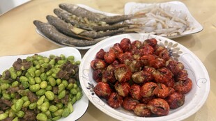 多样美食摆桌待享用