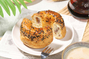 美味芝麻贝果搭配饮品