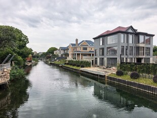 河畔别墅