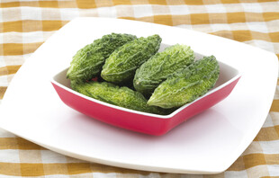 红色碟中鲜嫩青绿色食物