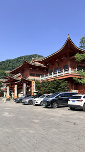 中式建筑前的停车场
