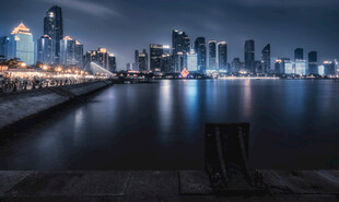 夜幕下的城市滨水风光