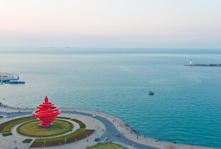 海边红雕塑与广阔海景