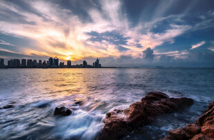 海边日落美景礁石与海浪