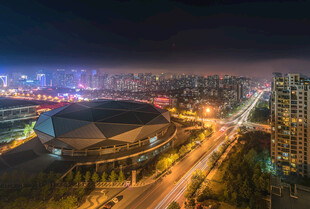 城市夜景中的体育场馆