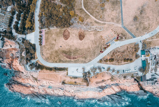 俯瞰海岸边的建筑景观