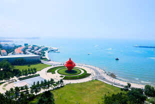 海滨城市景观中的红色雕塑