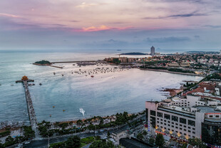 海滨城市美丽黄昏景观