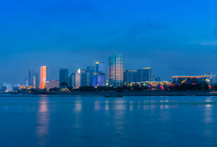 城市湖畔夜景风光