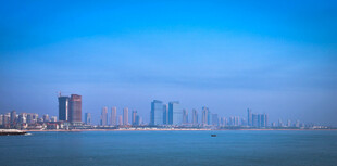 海滨城市天际线景观