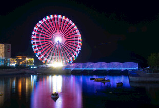 璀璨夜景中的绚丽摩天轮