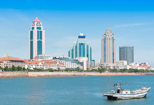 海滨城市风光与海上小船